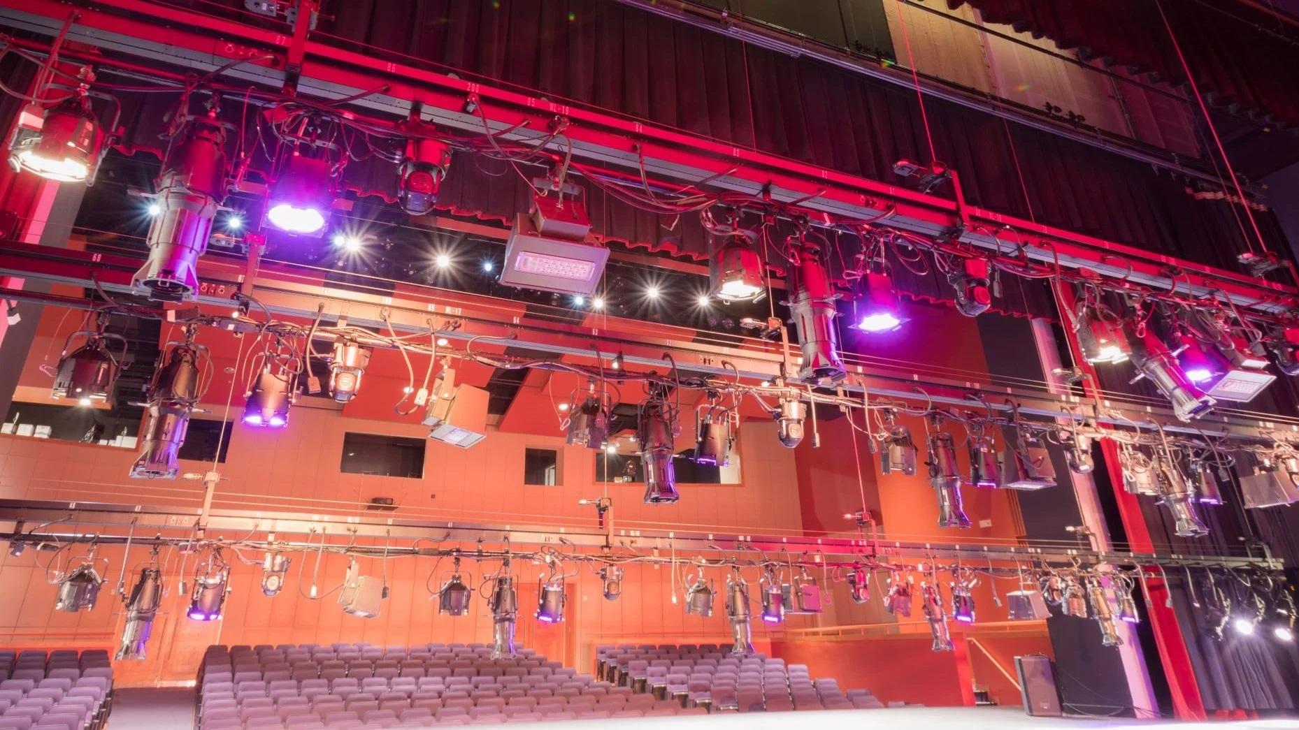 1714453946138618.jpg ETC-stage-lighting-header-image.jpg